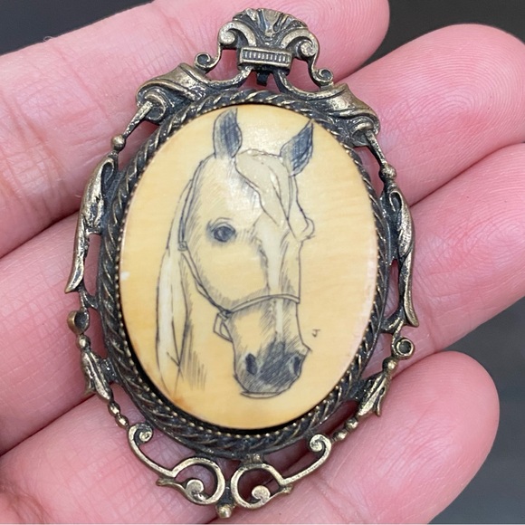 Vintage Unsigned Horse Cameo Brass-tone Brooch Pendant - Picture 2 of 12